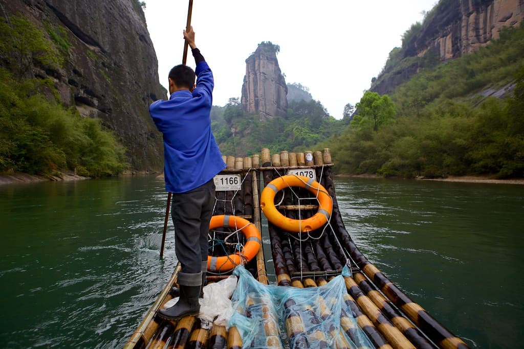 đi bè tre trên dòng Cửu Khúc Khê