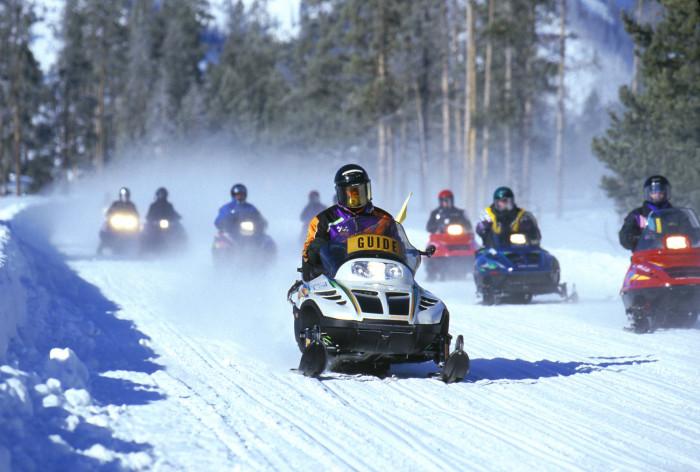 Đi xe trượt tuyết (Snowmobiling)