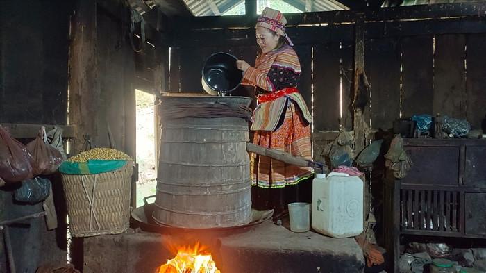 rượu ngô men lá, ẩm thực lũng cú đồng văn