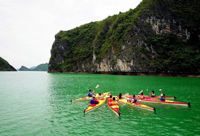 Chèo thuyền kayak trên vịnh Hạ Long 