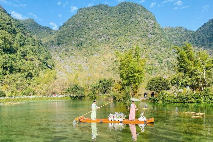 đi bè trên sông nga tuyền