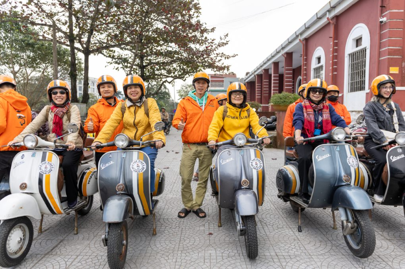 khám phá huế trên vespa