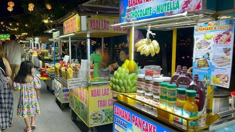 Thưởng thức ẩm thực đường phố