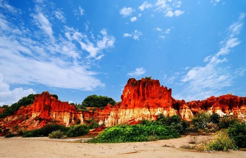 vách đá đỏ rực Gành Son ôm sát biển xanh