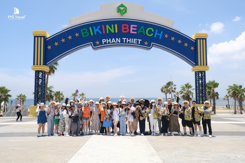 Du khách check-in trước cổng Bikini Beach trong khu NovaWorld Phan Thiết
