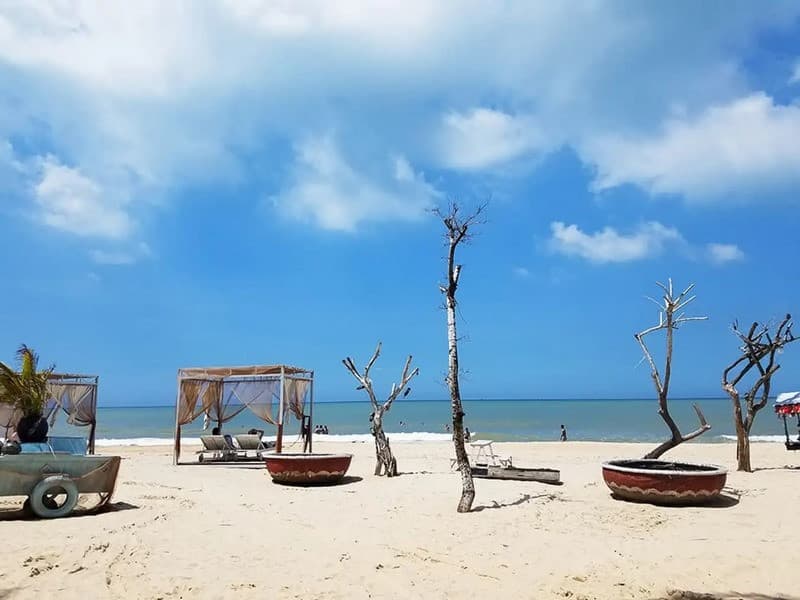 Bãi cát trắng mịn trên biển Cam Bình