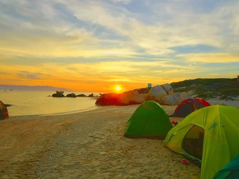 Cắm trại trên biển Cam Bình