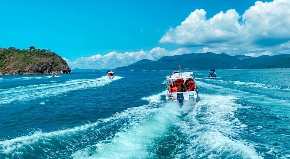 di chuyển bằng cano