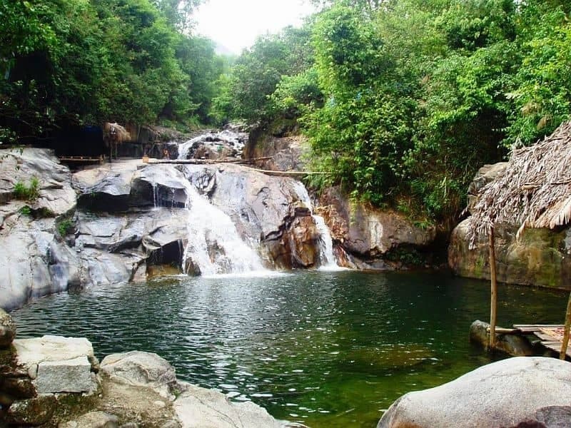 Khu du lịch suối Đá Bàn có khung cảnh thiên nhiên hùng vĩ 