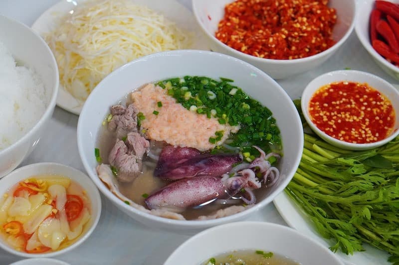 Thưởng thức bún quậy Phú Quốc