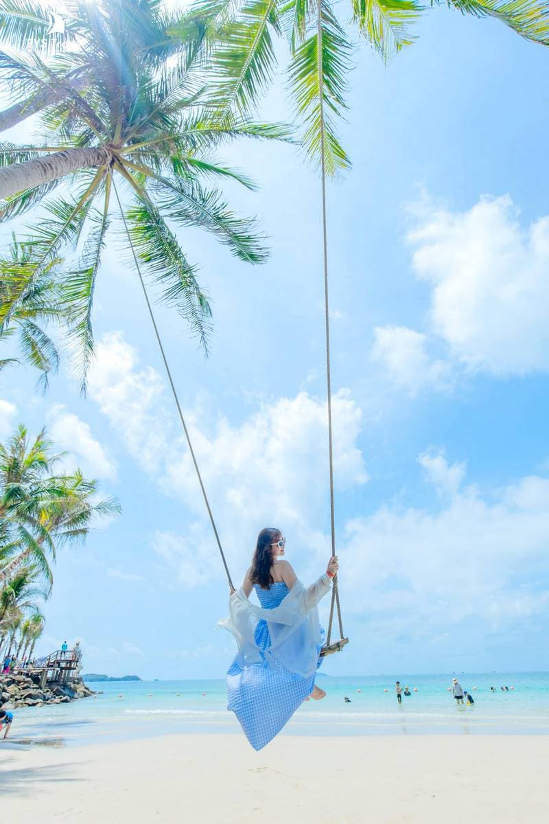 Du khách PYS Travel chụp ảnh ở Bãi Sao Phú Quốc