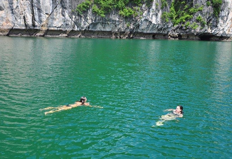 Tắm biển thư giãn ở Hạ Long