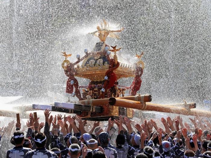 Lễ hội té nước Fukagawa Hachiman Matsuri nhật bản