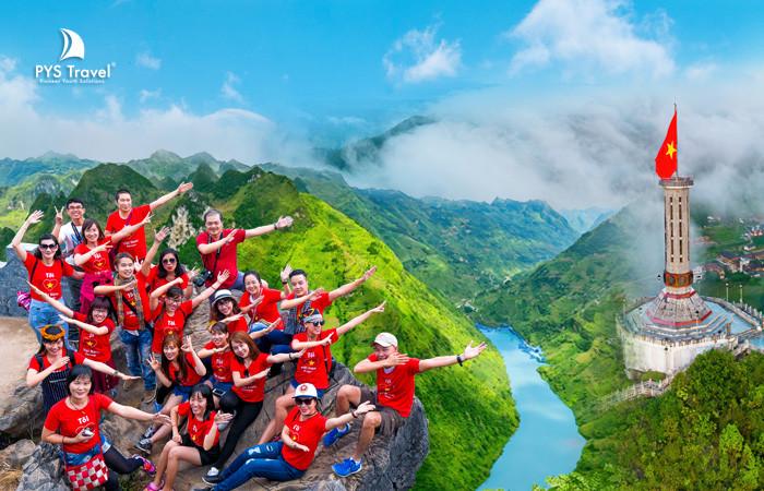 PYS Travel tặng áo cờ đỏ sao vàng