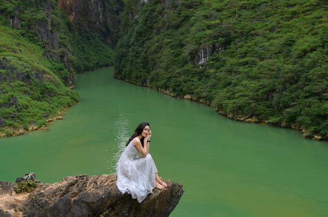 Góc độc lạ - " Chèo thuyền trên núi" ngay dòng Nho Quế- Hà Giang. Khám phá ngay kẻo lỡ!